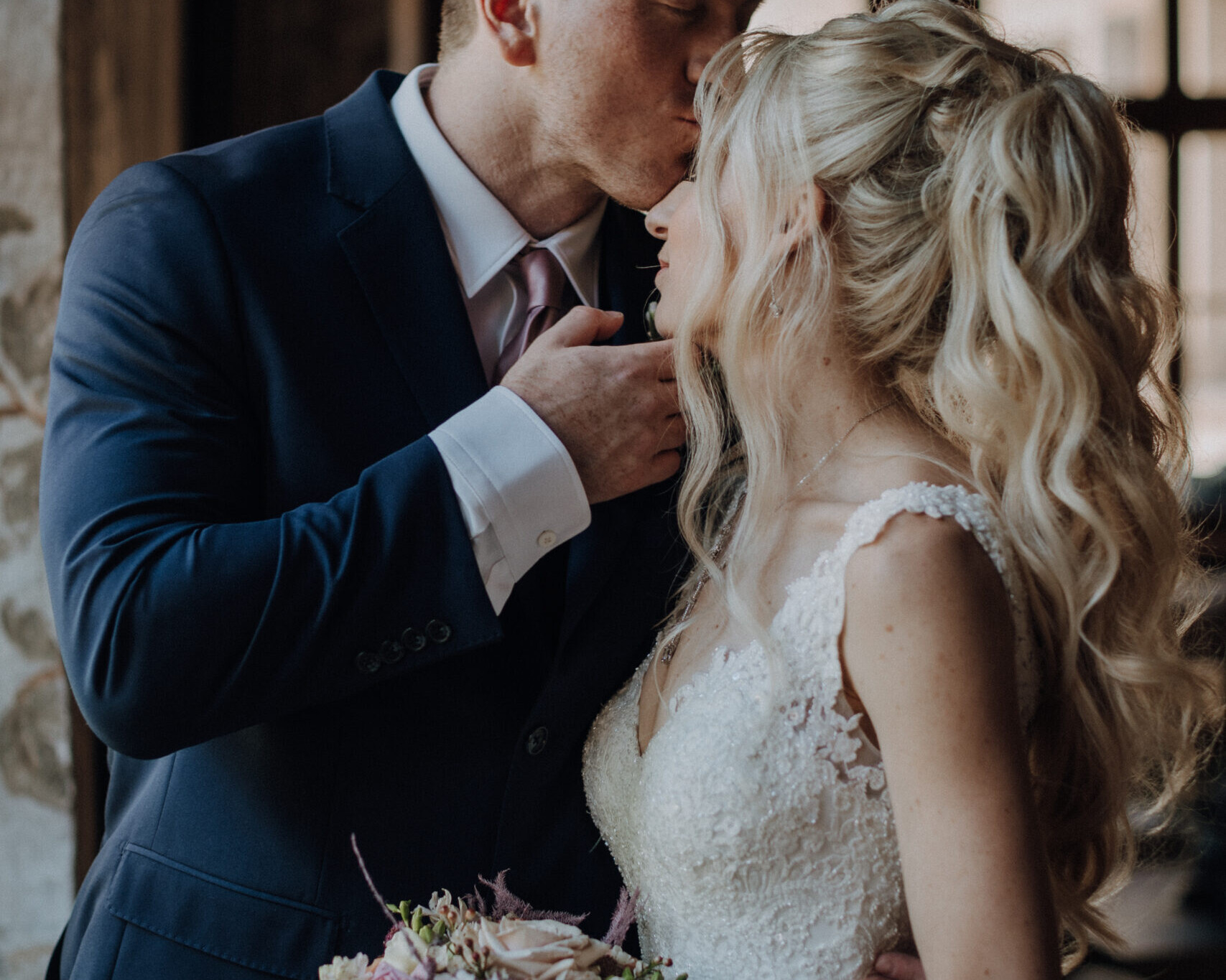 Betty und Justin, Hochzeit auf Schloss Freudenstein, Kuss auf die Stirn