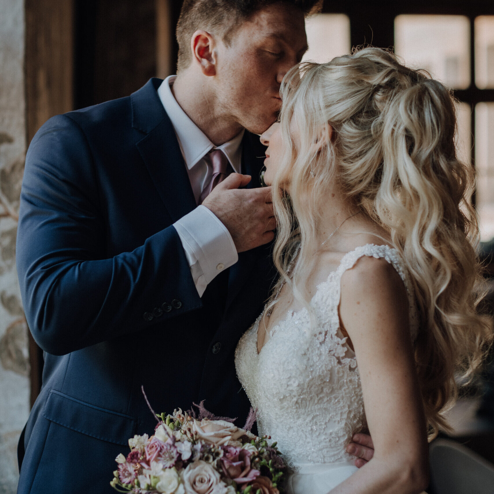 Betty und Justin, Hochzeit auf Schloss Freudenstein, Kuss auf die Stirn