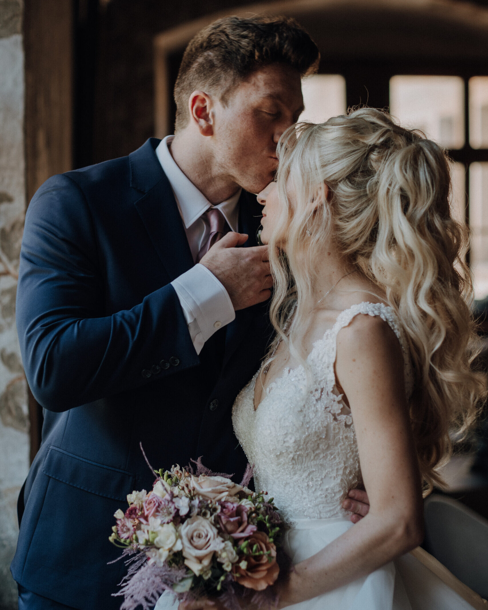 Betty und Justin, Hochzeit auf Schloss Freudenstein, Kuss auf die Stirn